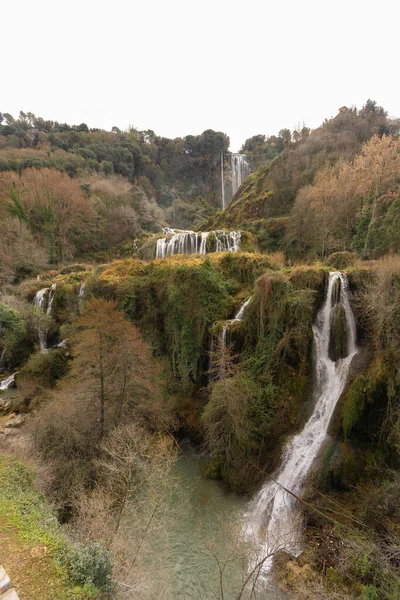 意大利翁布里亚特尼附近水低的大理石瀑布图像 — 图库照片