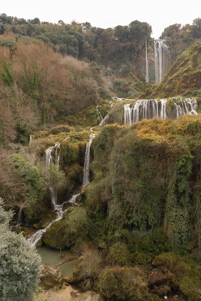 意大利翁布里亚特尼附近水低的大理石瀑布图像 — 图库照片
