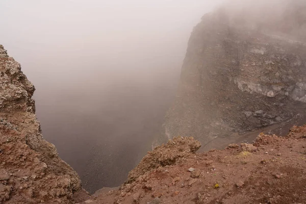 Afbeelding Van Vesuvius Krater Wolken Bij Bewolkt Weer Italië — Stockfoto