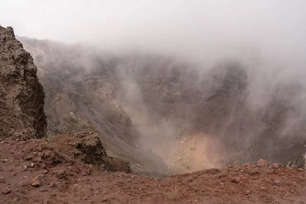 Immagine Del Cratere Del Vesuvio Tra Nuvole Tempo Nuvoloso Italia — Foto Stock