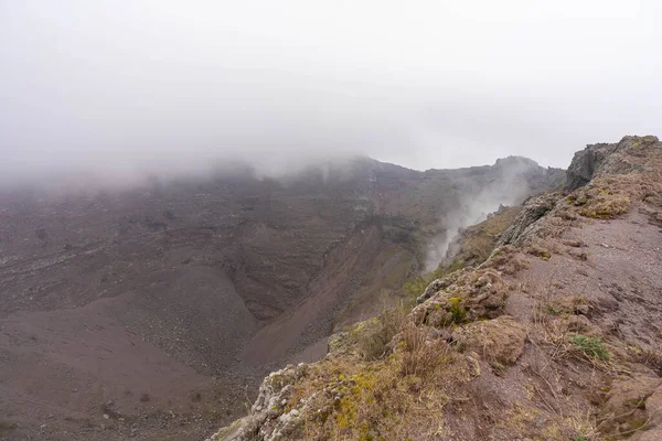 Immagine Del Cratere Del Vesuvio Tra Nuvole Tempo Nuvoloso Italia — Foto Stock