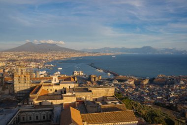 Napoli, İtalya - 29 Şubat 2020, Napoli ve deniz manzarası Sant 'Elmo, İtalya kalesi perspektifinden