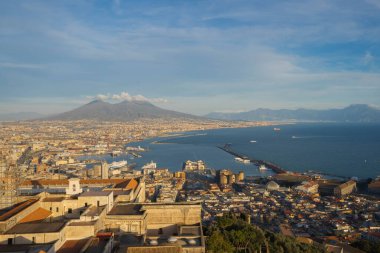 Napoli, İtalya - 29 Şubat 2020, Napoli ve deniz manzarası Sant 'Elmo, İtalya kalesi perspektifinden