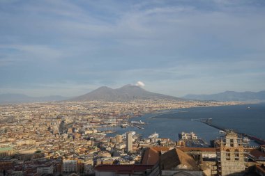 Napoli, İtalya - 29 Şubat 2020, Napoli ve deniz manzarası Sant 'Elmo, İtalya kalesi perspektifinden