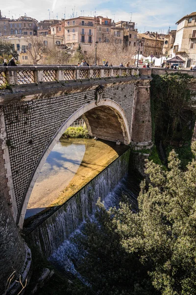 Tivoly Italien Februari 2020 Människor Bron Över Vattenfall Staden Tivoli — Stockfoto