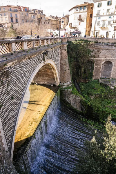 Tivoly Ιταλία Φεβρουαρίου 2020 Άνθρωποι Στη Γέφυρα Πάνω Από Καταρράκτες — Φωτογραφία Αρχείου