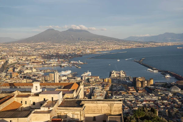 Napoli, İtalya - 29 Şubat 2020, Napoli ve deniz manzarası Sant 'Elmo, İtalya kalesi perspektifinden