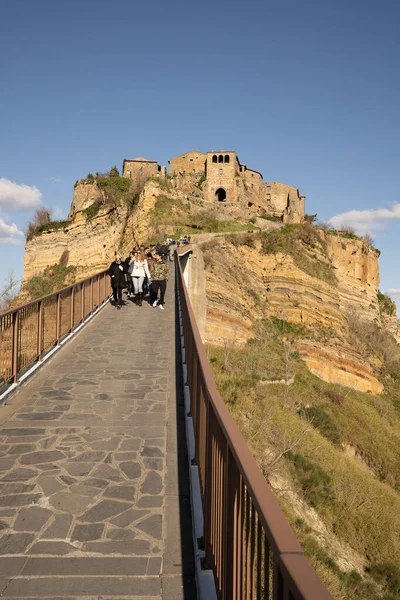 Civita Bagnoregio Italy March 2020 People Brige Civita Bagnoregio Lazio — Stock Photo, Image