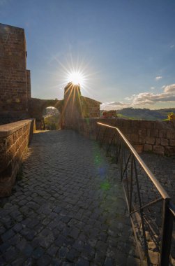 İtalya 'nın Lazio şehrinde gün batımında hayalet şehir Celleno' nun görüntüsü