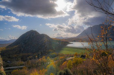 İtalya 'da Molise' de San Vincenzo Gölü 'nde Castel ile güzel bir manzara.