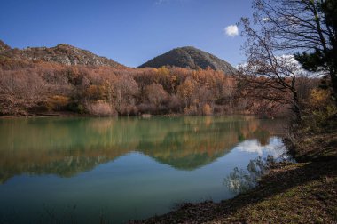 İtalya 'da Molise' de San Vincenzo Gölü 'nde Castel ile güzel bir manzara.