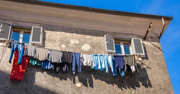 イタリアのラツィオ州のティヴォリの旧市街で乾燥した布のイメージ — ストック写真