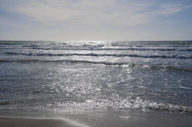 İtalya 'nın Lazio şehrindeki Paso Oscuro sahilinde deniz, dalga ve kum manzarası