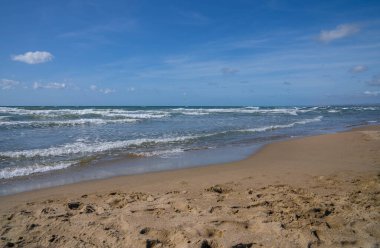 İtalya 'nın Lazio şehrindeki Paso Oscuro sahilinde deniz, dalga ve kum manzarası