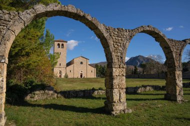 İtalya 'da Molise' de San Vincenzo al Volturno 'da manastırlı manzara