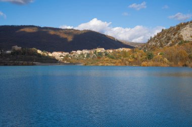 Castell San Vincenzo ve Molise, İtalya 'da göl manzarası