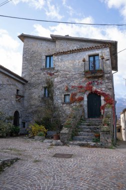 Molise, İtalya 'da bulunan San Vincenzo Kalesi' nde resim gibi bir şehir.