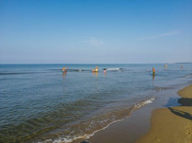 Paso Oscuro, İtalya - 25 Ağustos 2019, İtalya 'nın Lazio kentindeki Paso Oscuro plajındaki insanlar