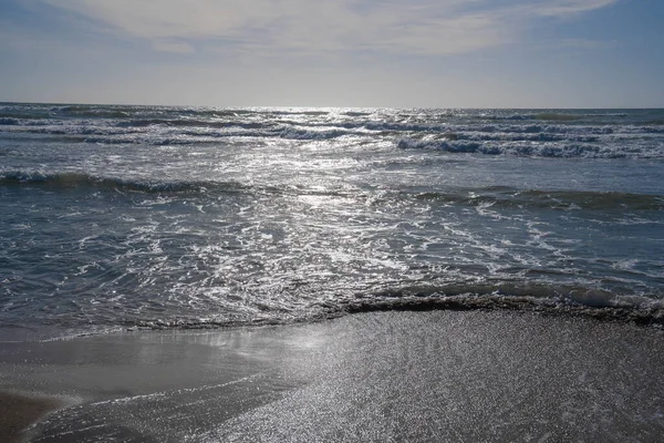 İtalya 'nın Lazio şehrindeki Paso Oscuro sahilinde deniz, dalga ve kum manzarası