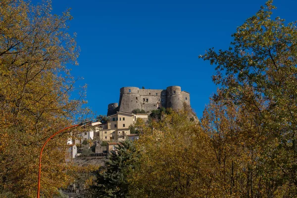 イタリアのチェッロ ヴォルトゥルノの古い中世の城の眺め — ストック写真