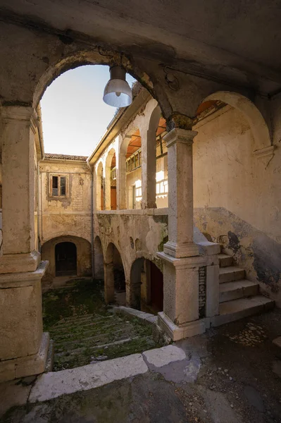 イタリアのモリーゼのチェッロ ヴォルトゥルノの中世の町の風景 — ストック写真