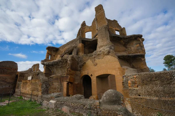 Tivoli 'deki Villa Adriana' daki Roma harabelerinin resmi, İtalya 'daki Romanlar