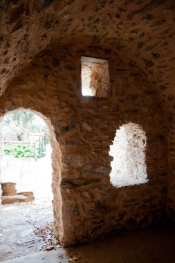 Yunanistan 'ın Atina yakınlarındaki dağlarda Kesariani antik manastırının kalıntıları