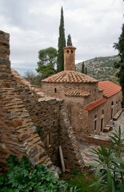 Yunanistan 'ın Atina yakınlarındaki dağlarda Kesariani antik manastırının kalıntıları