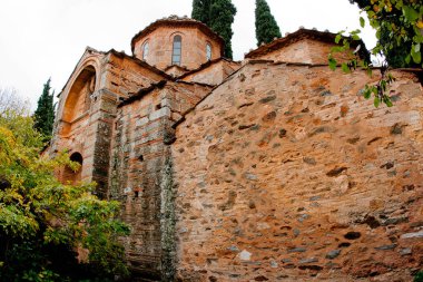 Yunanistan 'ın Atina yakınlarındaki dağlarda Kesariani antik manastırının kalıntıları