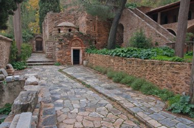 Yunanistan 'ın Atina yakınlarındaki dağlarda Kesariani antik manastırının kalıntıları