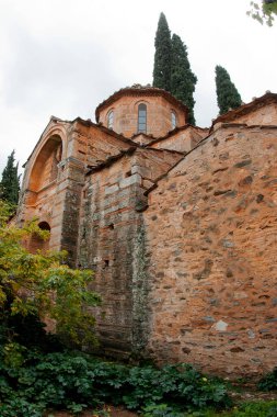 Yunanistan 'ın Atina yakınlarındaki dağlarda Kesariani antik manastırının kalıntıları