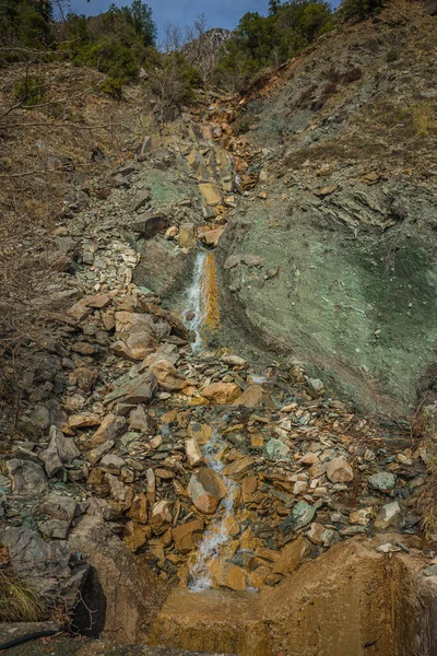 Зображення Маленького Водоспаду Кольоровому Схилі Біля Гірської Дороги Греції — стокове фото