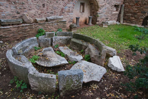 Yunanistan Atina Yakınlarındaki Dağlarda Kesariani Antik Manastırının Kalıntıları — Stok fotoğraf