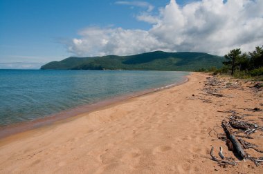 Rusya 'nın Irkutsk bölgesindeki Baykal Gölü' nün kumlu kıyıları