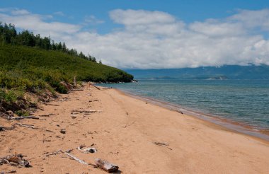 Rusya 'nın Irkutsk bölgesindeki Baykal Gölü' nün kumlu kıyıları