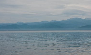 Rusya 'nın Irkutsk bölgesindeki Baykal Gölü' nün manzarası.