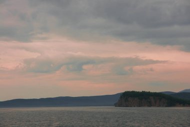 Rusya 'nın Irkutsk bölgesindeki Baykal Gölü' nün manzarası.