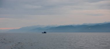 Rusya 'nın Irkutsk bölgesindeki Baykal Gölü' nün manzarası.