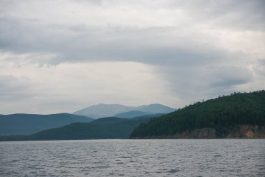 Rusya 'nın Irkutsk bölgesindeki Baykal Gölü' nün manzarası.