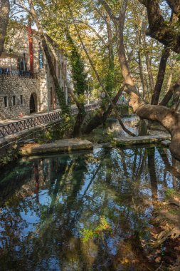 Nehirli sonbahar manzarası, Livadia, Yunanistan