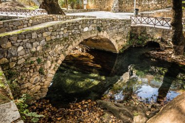 Yunanistan 'ın Livadia kentinde nehir ve köprüyle sonbahar manzarası