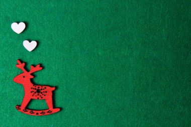 Sandalye bir yeşil arka planlı, ahşap Eko dekorasyon, oyuncak oyulmuş kırmızı Noel geyiği