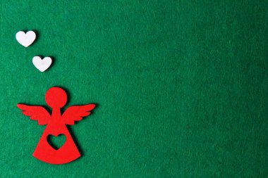 Noel meleği bir yeşil arka planlı, ahşap Eko dekorasyon, oyuncak