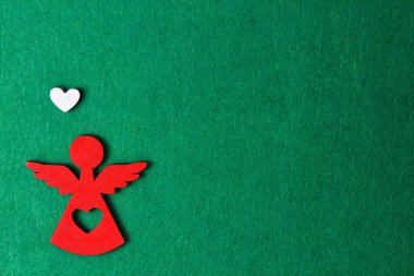 Noel meleği bir yeşil arka planlı, ahşap Eko dekorasyon, oyuncak