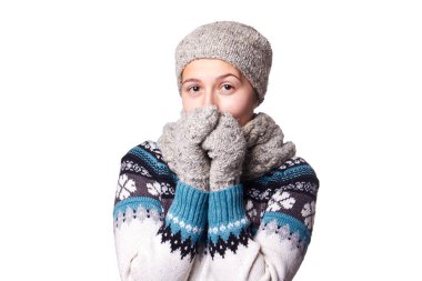 genç güzel kız kış portre beyaz arka planda, boşaltmak