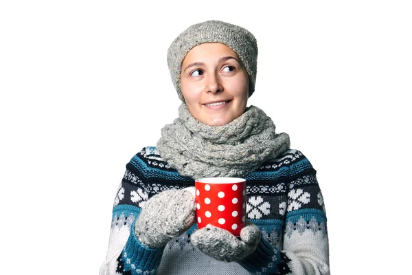 Giovane bella ragazza con una tazza in mano ritratto invernale su sfondo bianco, copyspace — Foto Stock