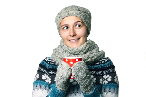 Giovane bella ragazza con una tazza in mano ritratto invernale su sfondo bianco, copyspace — Foto Stock