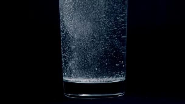Un vaso de agua con gas — Vídeo de stock