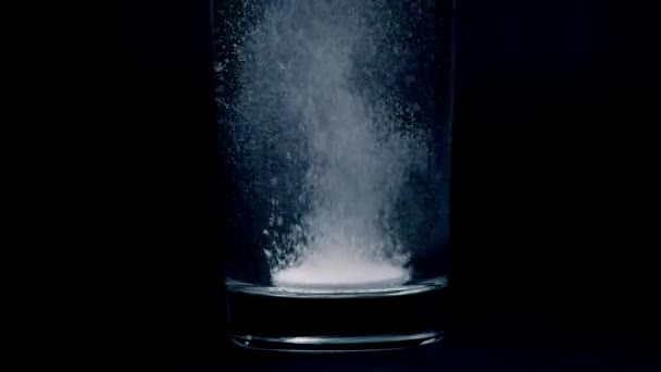 Un vaso de agua con una tableta efervescente . — Vídeos de Stock