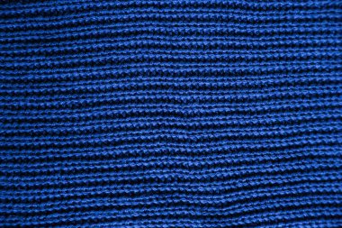  Klasik koyu mavi örgü arka plan. Dokuyu kapat. Buruşuk ve gölgeler, üst manzara. 2020 eğilim rengi